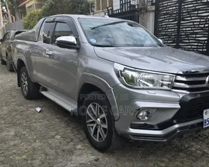 Photo - Toyota Hilux 2019 Gold