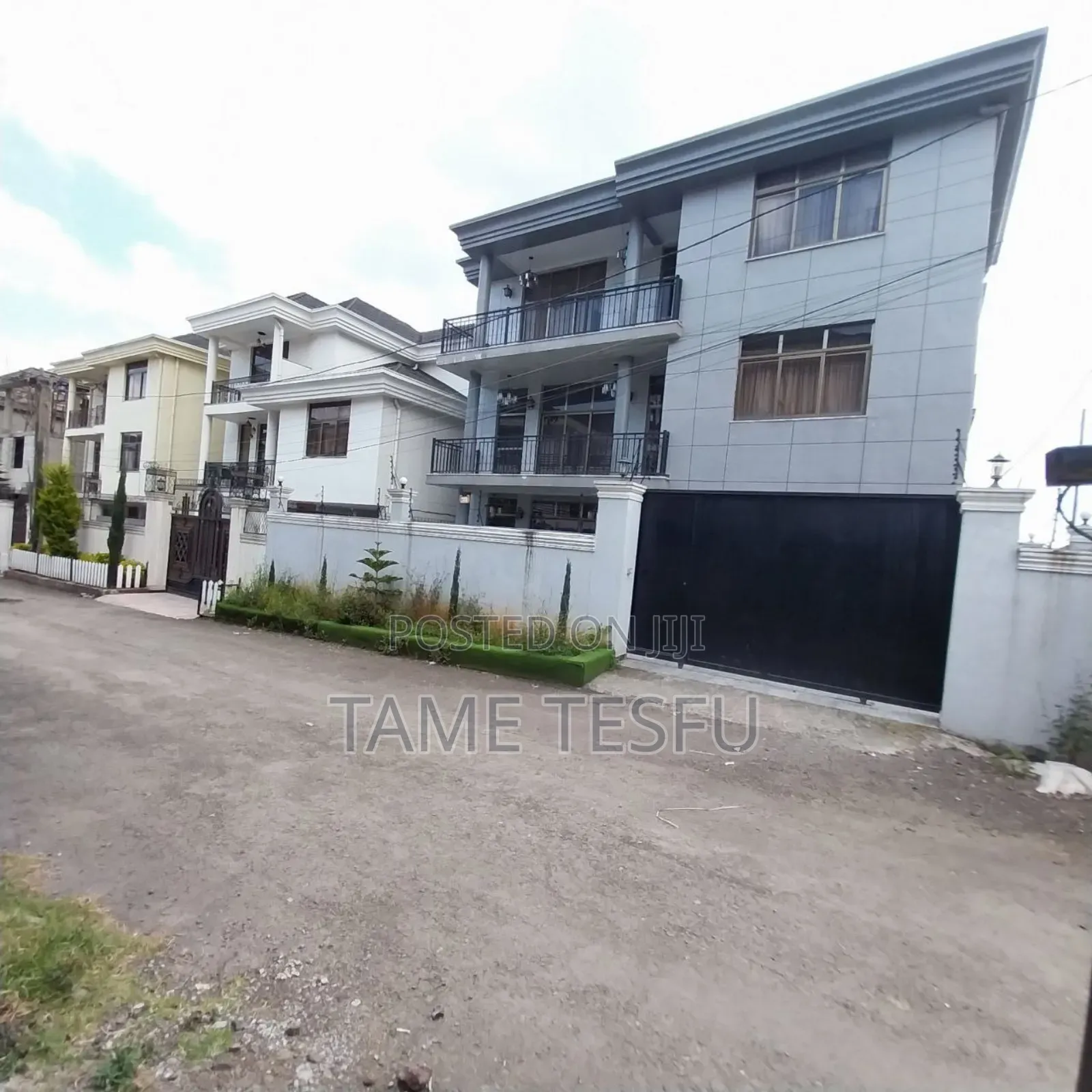 8bdrm House in ሀያት ዞን 6, Bole for sale