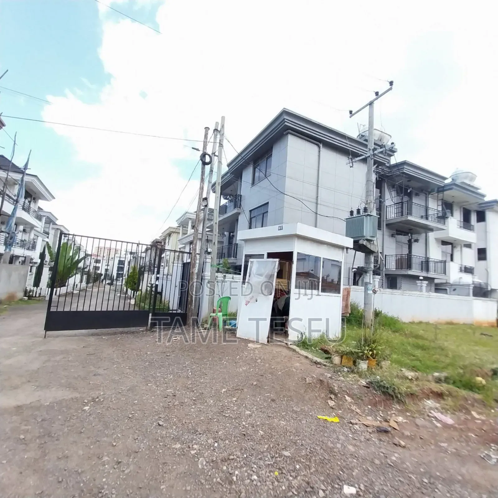 8bdrm House in ሀያት ዞን 6, Bole for sale