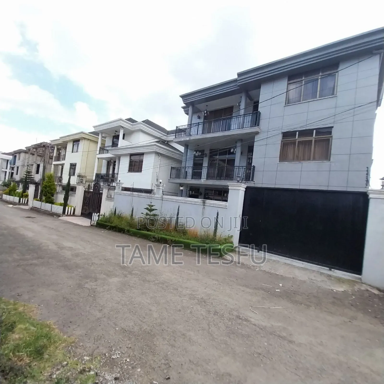 8bdrm House in ሀያት ዞን 6, Bole for sale