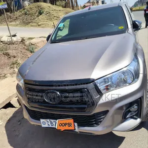Photo - Toyota Hilux 2020 Brown