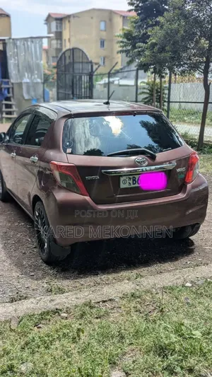 Toyota Yaris 2011 Brown