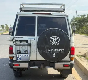 Toyota Land Cruiser 2010 White