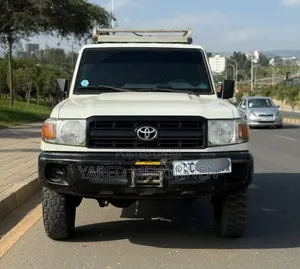 Photo - Toyota Land Cruiser 2010 White