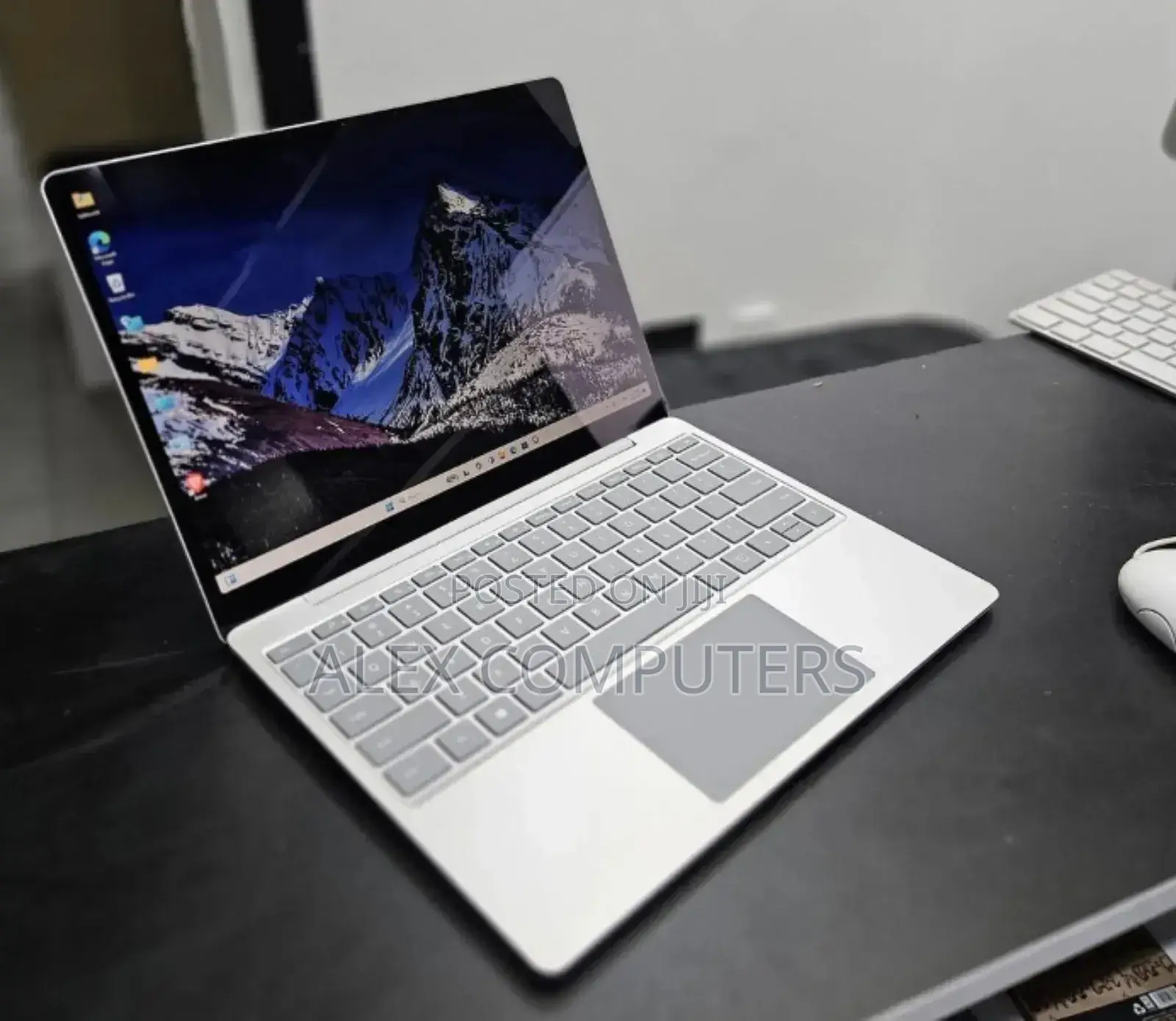 New Laptop Microsoft Surface 8GB Intel Core i5 SSD 128GB