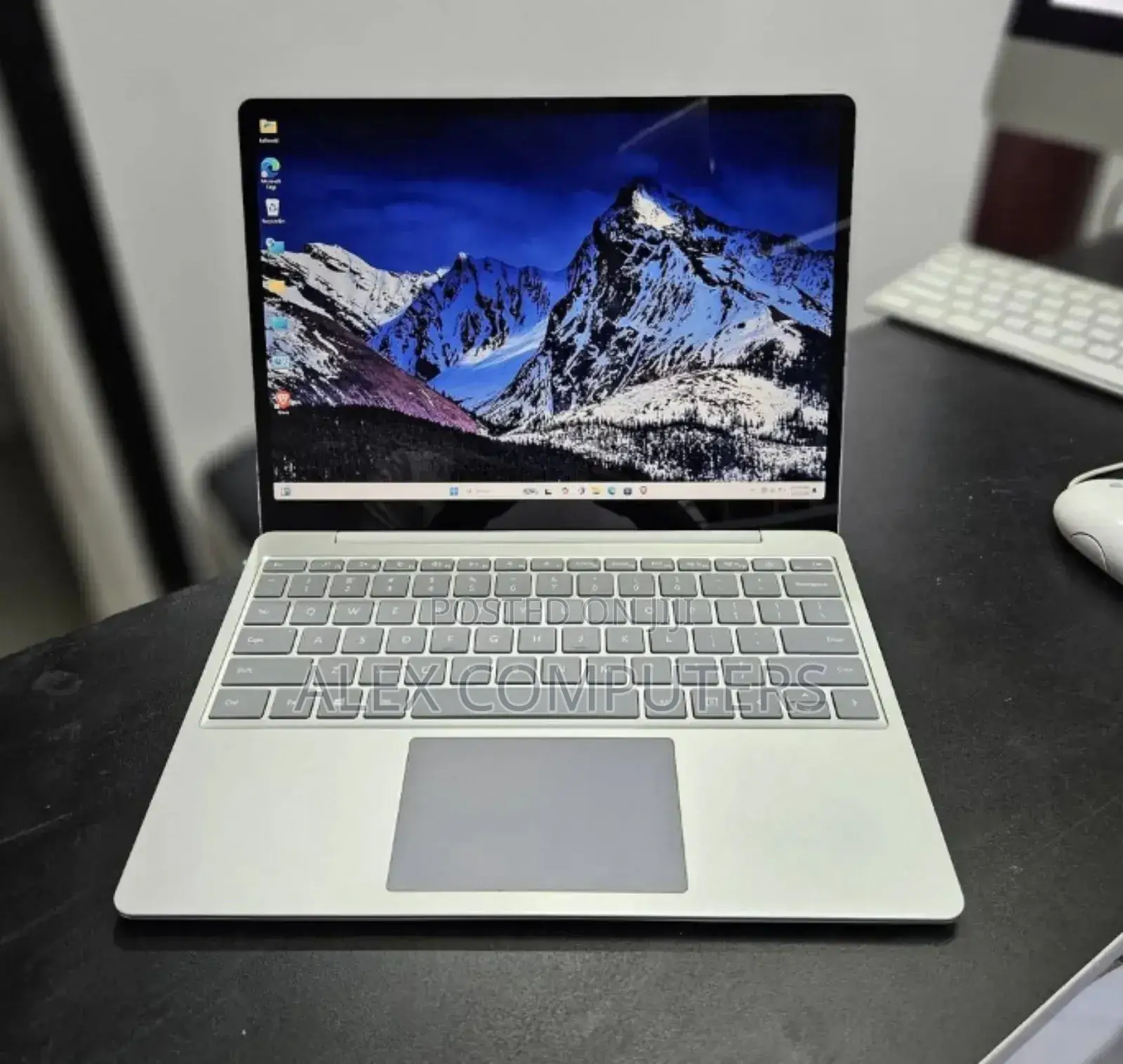 New Laptop Microsoft Surface 8GB Intel Core i5 SSD 128GB
