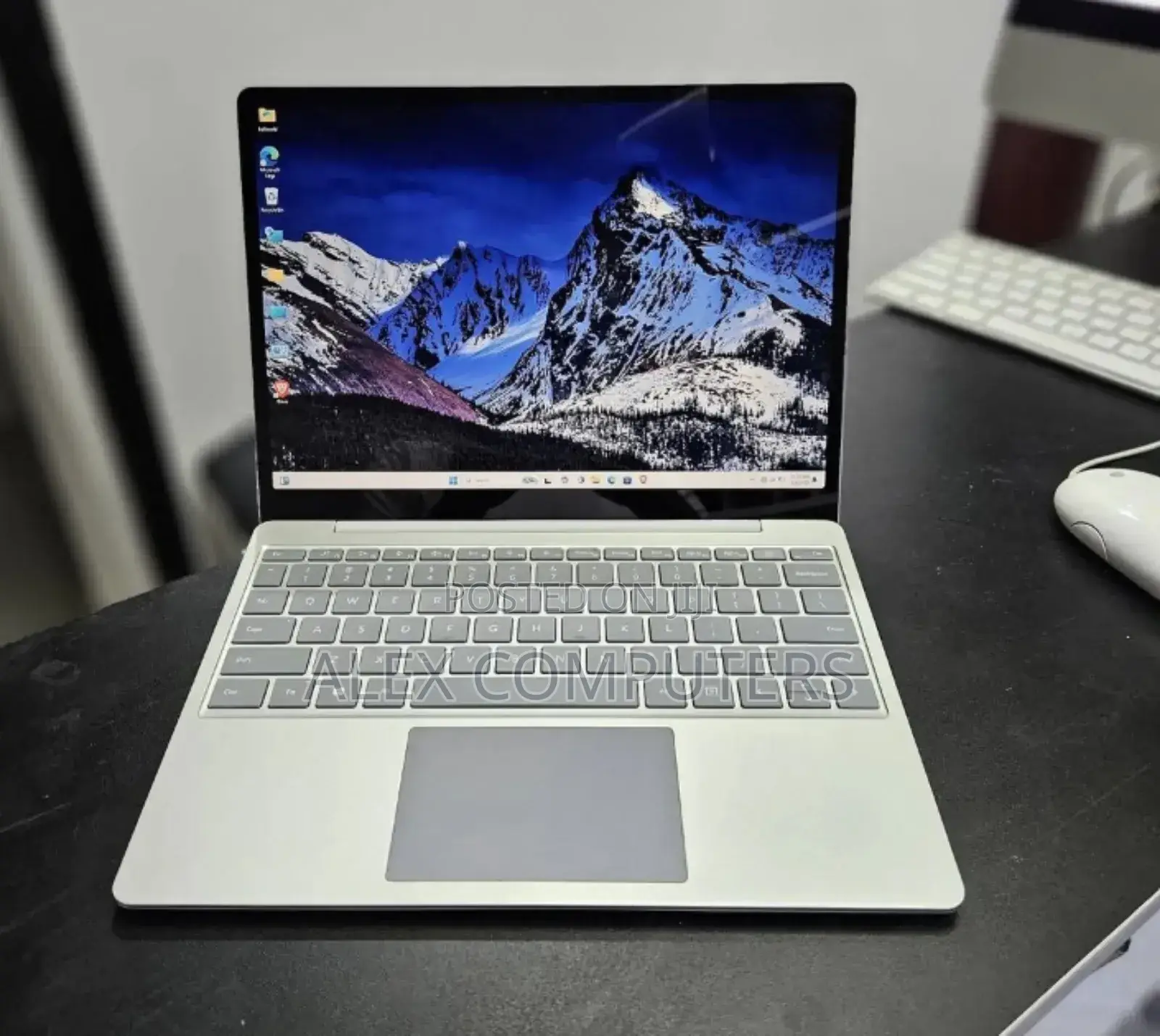 New Laptop Microsoft Surface 8GB Intel Core i5 SSD 128GB