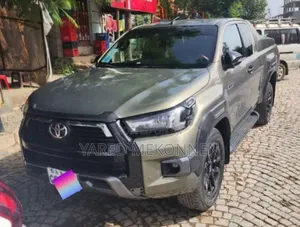 Photo - Toyota Hilux 2021 Gold