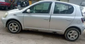 Photo - Toyota Vitz 2001 Silver