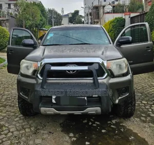 Photo - Toyota Tacoma 2012 Gray