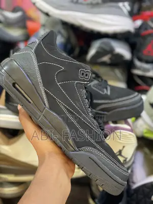 Photo - Jordan 4 X Travis Scoot