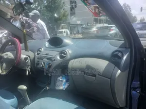 Toyota Vitz 2001 Blue