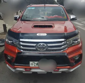 Photo - Toyota Hilux 2017 Orange