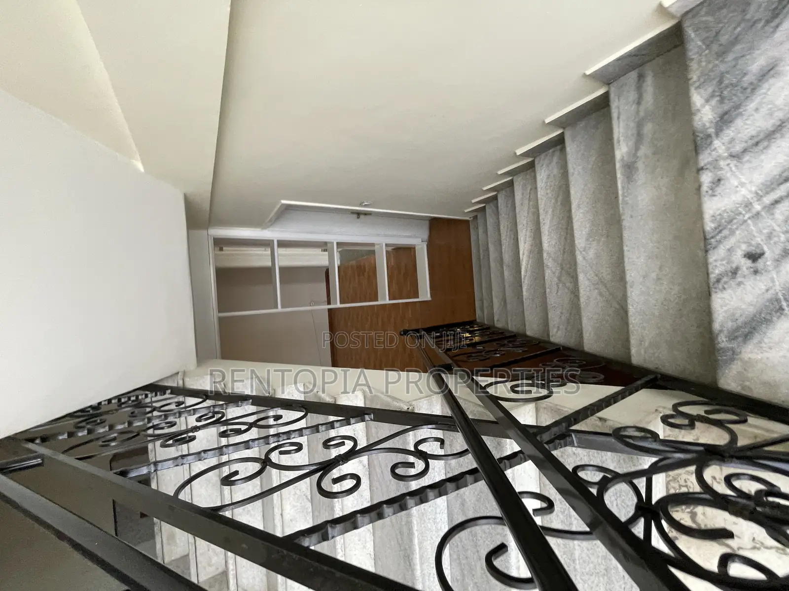 5bdrm Townhouse / Terrace in Arada for rent