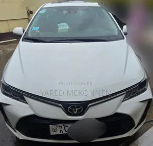 Photo - Toyota Corolla LE 2023 White