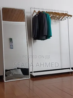 Photo - መስታውት እና የልብስ መስቀያ