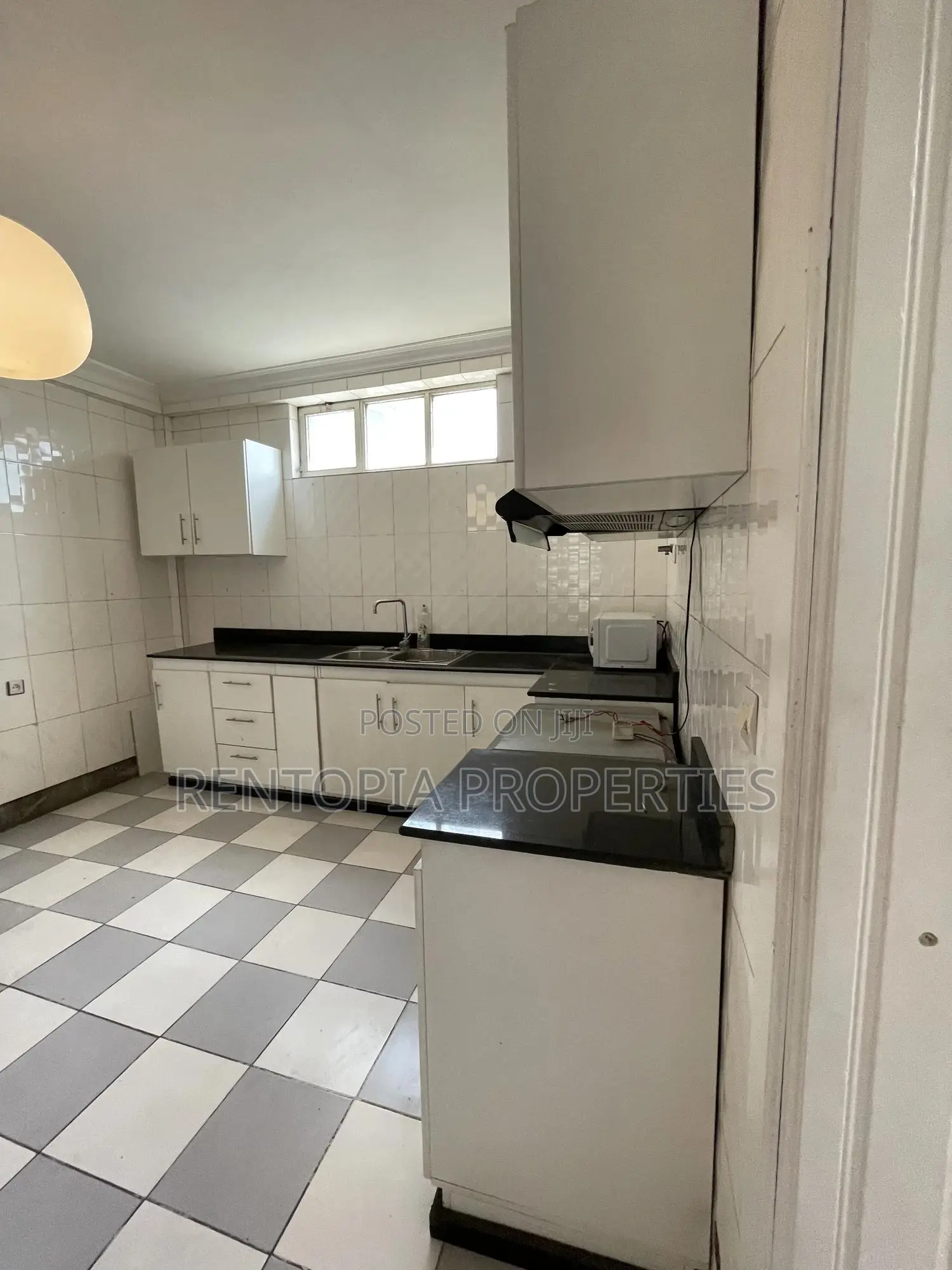 5bdrm Townhouse / Terrace in Arada for rent