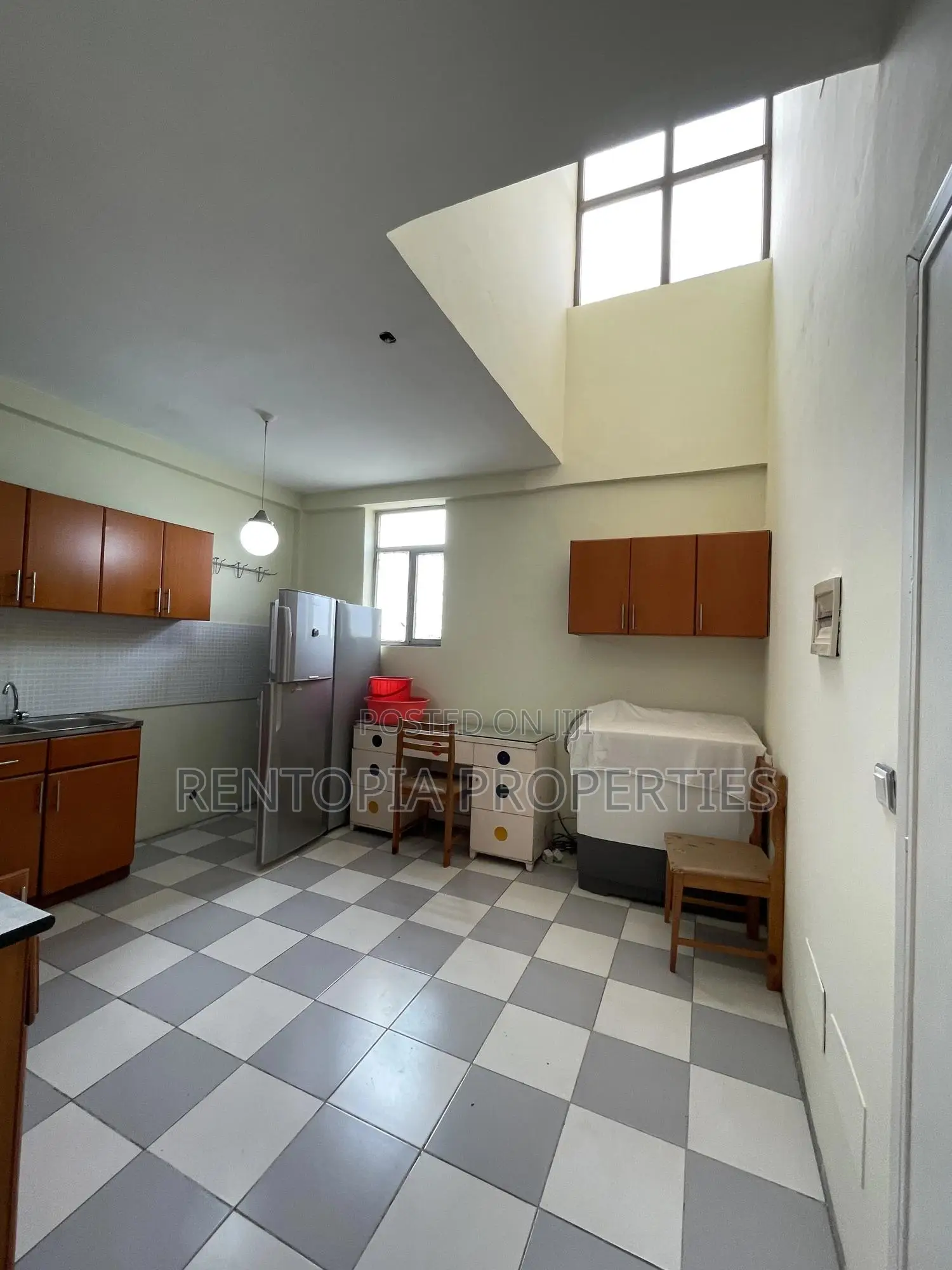 5bdrm Townhouse / Terrace in Arada for rent