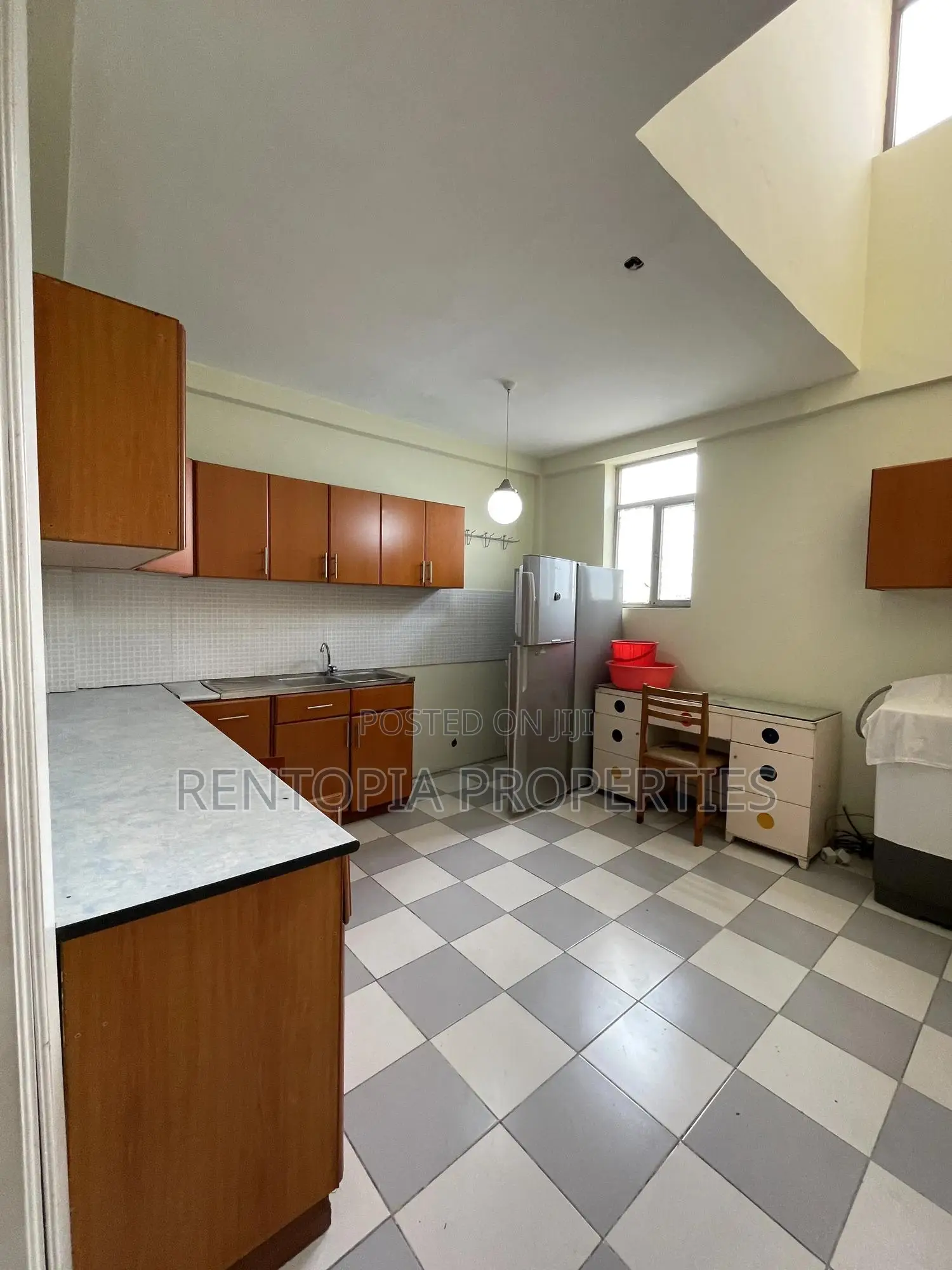 5bdrm Townhouse / Terrace in Arada for rent