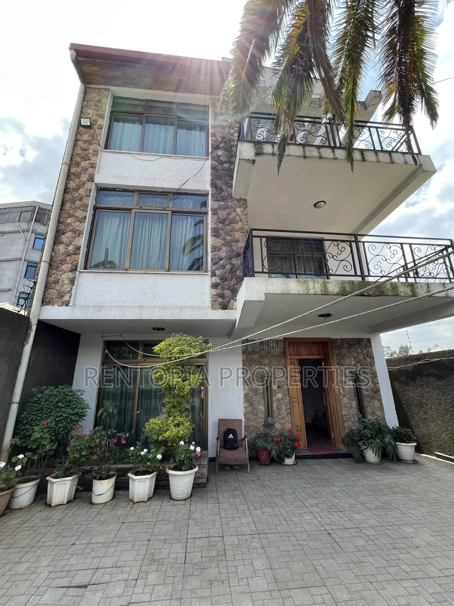 5bdrm Townhouse / Terrace in Arada for rent