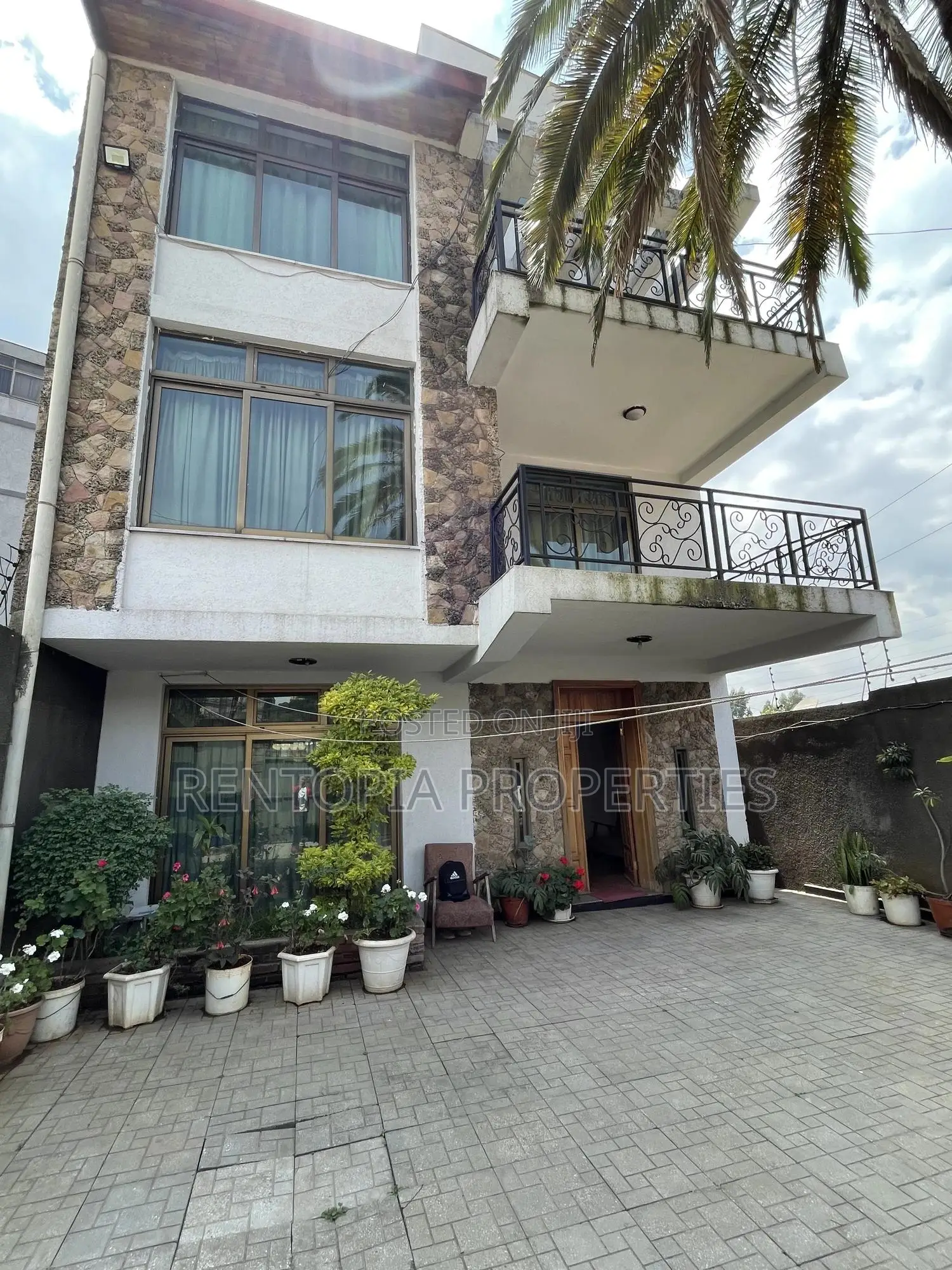 5bdrm Townhouse / Terrace in Arada for rent