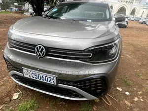 Volkswagen ID.6 2022 Gold