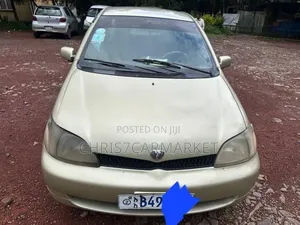 Photo - Toyota Platz 1.0 FWD 2001 Gold