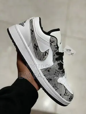 Photo - Air Jordan 1 Men’S Low Dunk Black and White