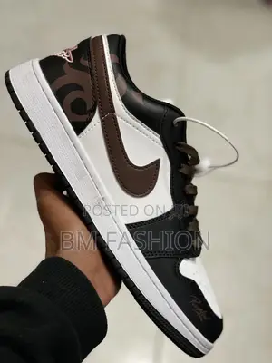 Photo - Jordan 1 Low Trainers Black/White Baroque