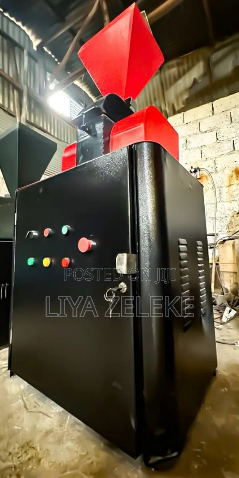 ዘመናዊ ወፍጮ በርበሬን ጨምሮ የተለያዩ ቅመሞችን ሚፈጭ