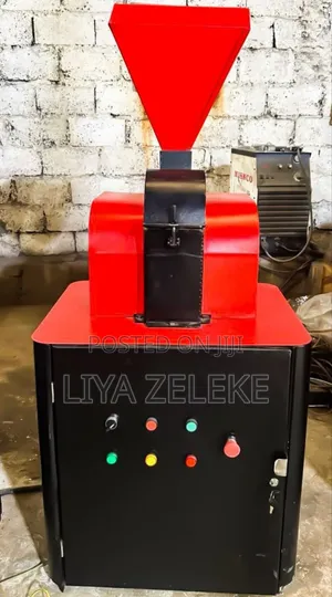 ዘመናዊ ወፍጮ በርበሬን ጨምሮ የተለያዩ ቅመሞችን ሚፈጭ