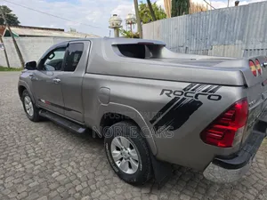 Photo - Toyota Hilux 2018 Gold