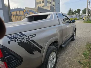 Toyota Hilux 2018 Gold