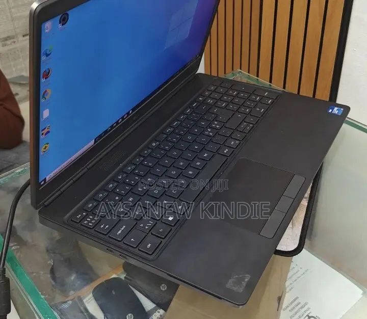 New Laptop Dell Precision 5540 32GB Intel Core I7 SSD 512GB