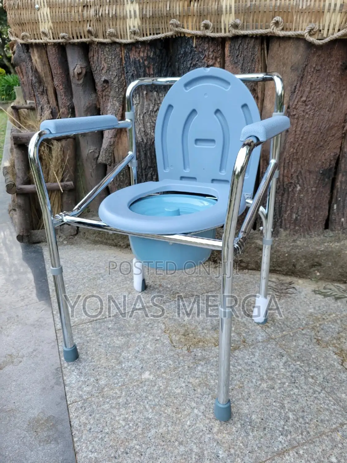 Shower Bedside Toilet Chair腫難commode Chair論 Stability**: The Seat