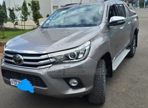Photo - Toyota Hilux 2017 Gray