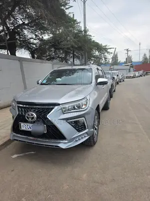 Photo - Toyota Hilux 2019 Silver
