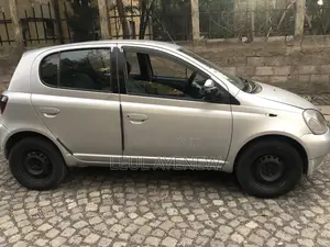 Photo - Toyota Vitz 2000 Silver