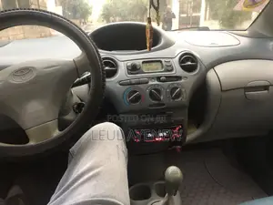 Toyota Vitz 2000 Silver