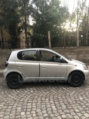 Toyota Vitz 2000 Silver