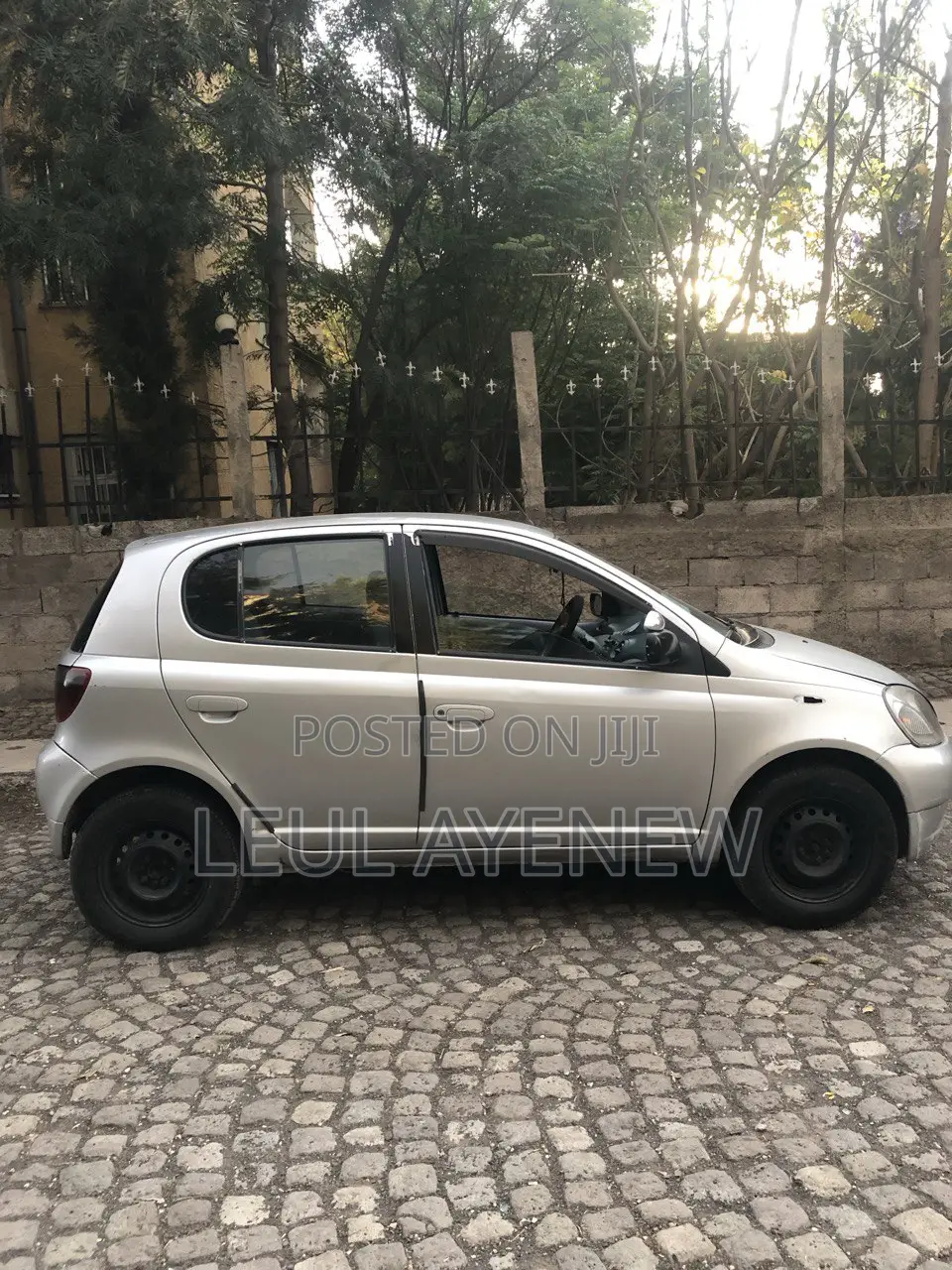 Toyota Vitz 2000 Silver