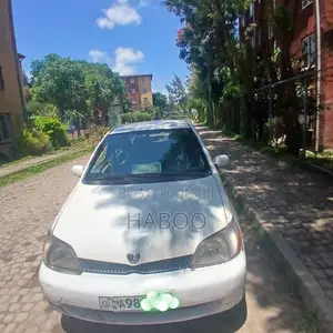Photo - Toyota Platz 1.0 FWD 2002 White