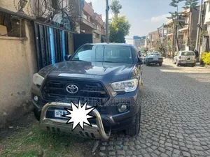 Photo - Toyota Tacoma 4dr Double Cab 2016 Gray