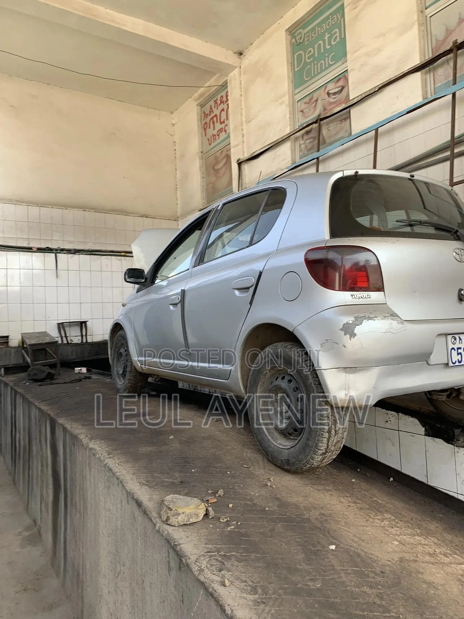 Toyota Vitz 2000 Silver