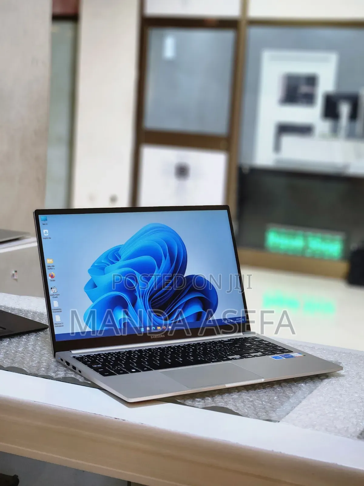 New Laptop Samsung 8GB Intel Core I5 SSD 256GB