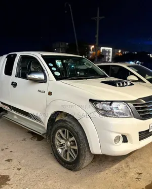Photo - Toyota Hilux 2012 Ivory