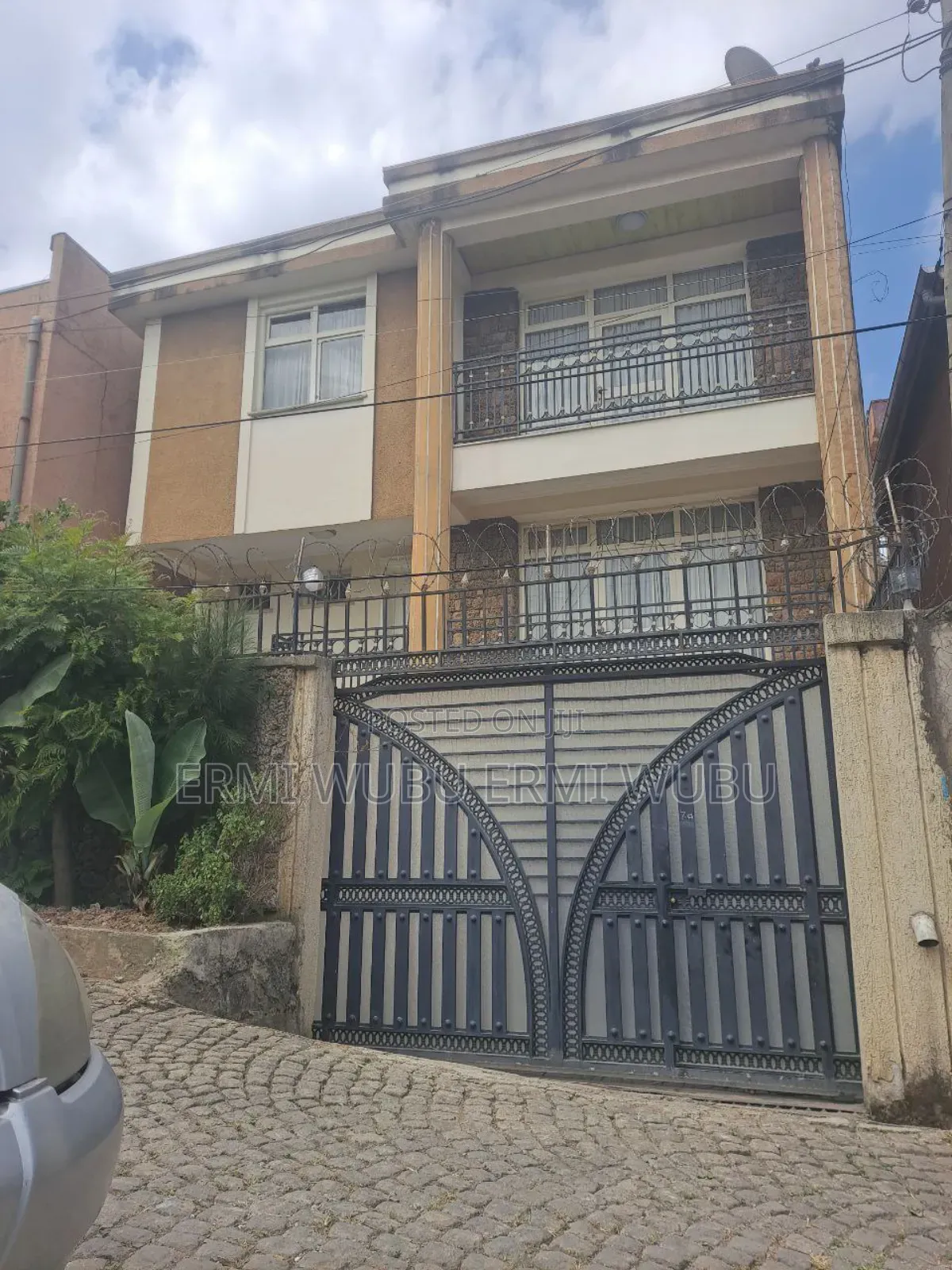 አስቸኳይ ለሽያጭ የቀረበ G+2 ቤት በሐይሌ