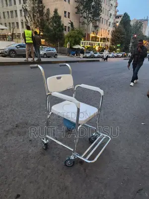 Leg Rest Commode Wheelchair奔走with Popo Franed Wheelchair協會wheelchair