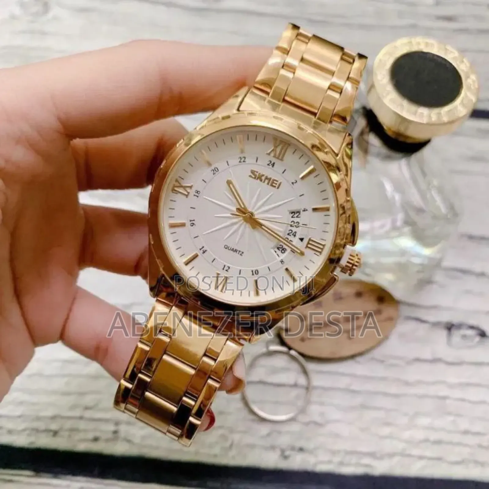 Gold-Toned Skmei 9069 Men's Quartz Watch With a Stainless Steel