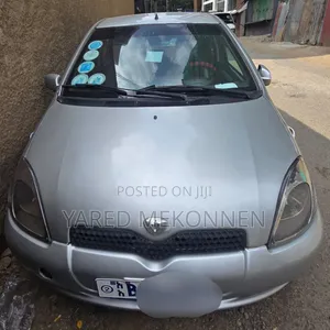 Photo - Toyota Vitz 2000 Silver